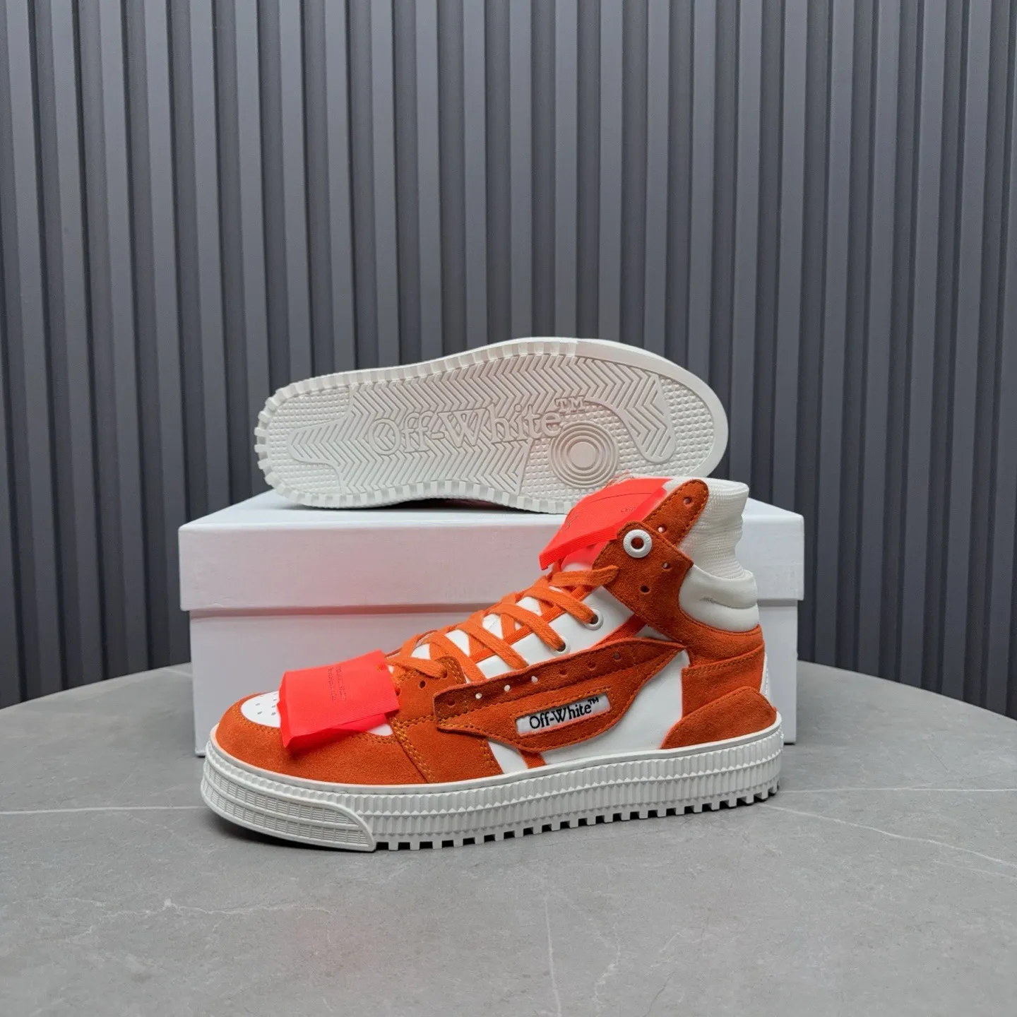Men's shoes💰740 OFF WHITE ⚡️Couple style⚡️The latest spring style street casual shoes, released with the highest quality version on the market👊Series original mold opening, original lasting, production technology 1:1 original version➰🔜The best choice for more and more celebrities and Internet celebrities🔸In the classics Changes in the code🔸Innovate in the trend🔸Strive to break away from the shackles of bad street design🔝Although he is not the originator of fashion design, he is definitely a shining dark horse in avant-garde design🐴🆙Do not follow the trend🔅Not universal beauty🔅 Fabric💯First-layer cowhide Lining💯Imported skin-friendly and environmentally friendly polyester mesh Foot pads💯Original molded high-elastic environmentally friendly molding pads Midsole💯Made with original last-last technology Outsole💯Rubber outsole Packaging💯Official website synchronizes full set of packaging (brand wrapping paper, brand certificate, brand cloth bag) Code numbers 35-44, 45 46 Customized